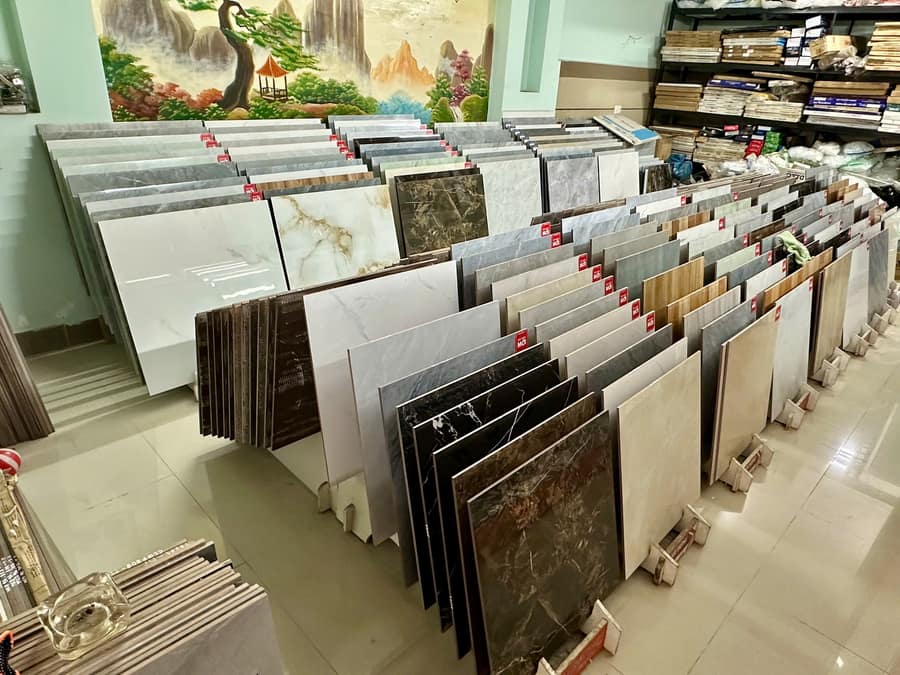 Dãy gạch lát nền xếp trên giá trưng bày