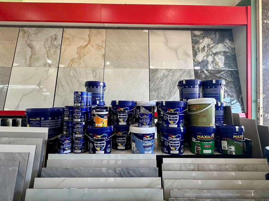 Gạch ốp tường khổ lớn cùng khu sơn phía trước