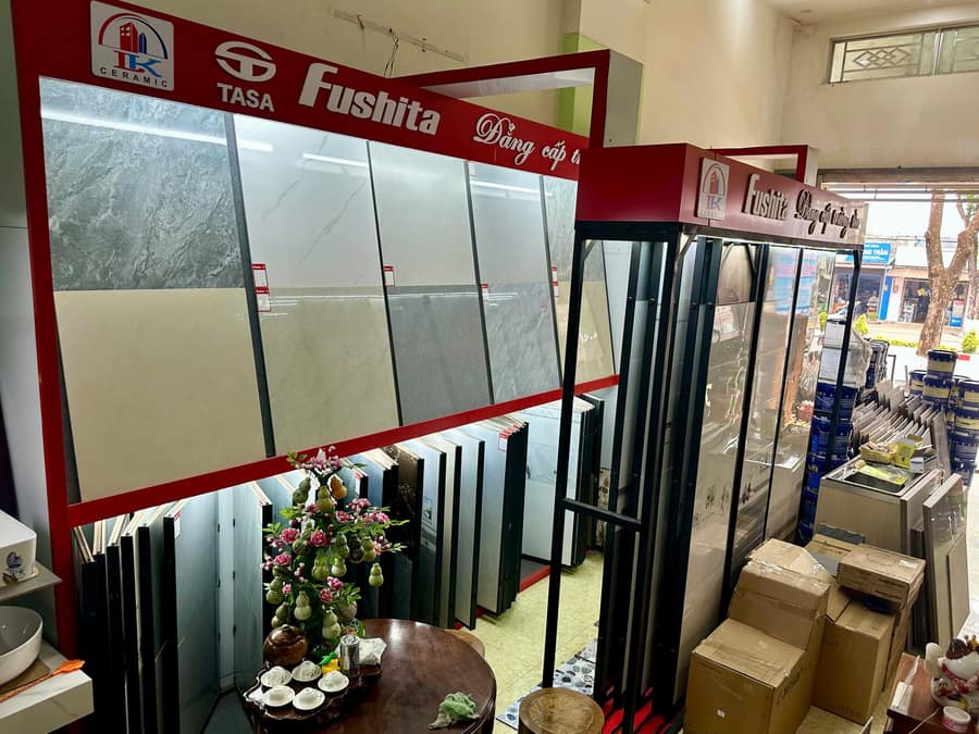Tường mẫu gạch khổ lớn trong khung trưng bày