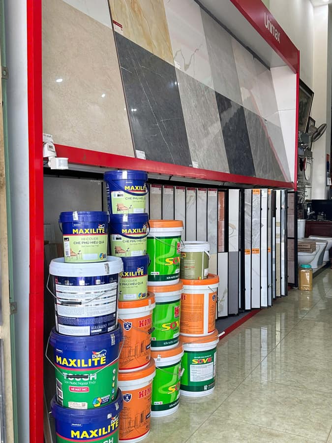 Gạch men và sơn Maxilite tại showroom