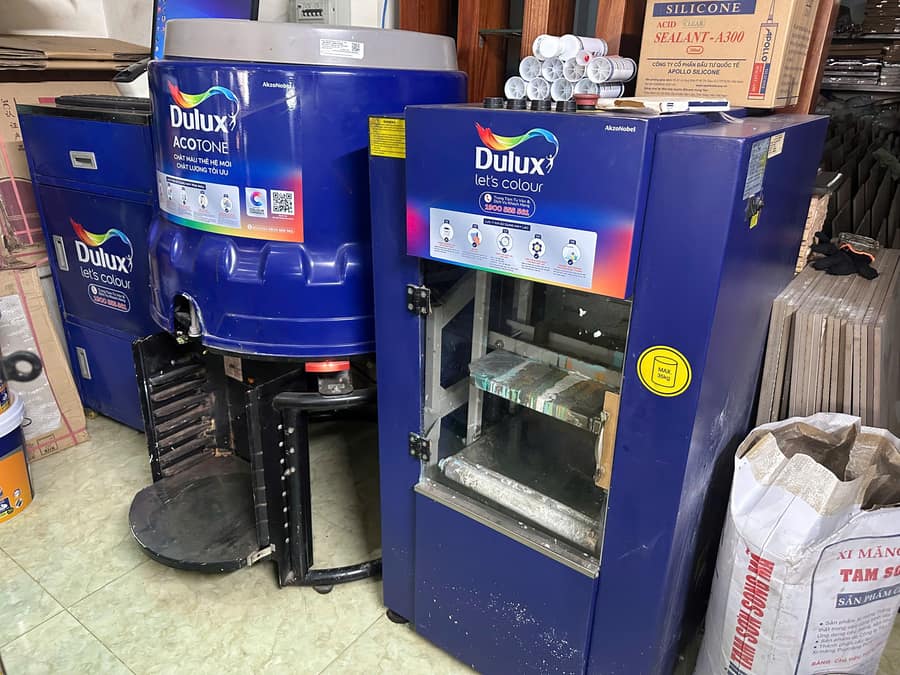 Máy pha màu Dulux tại cửa hàng