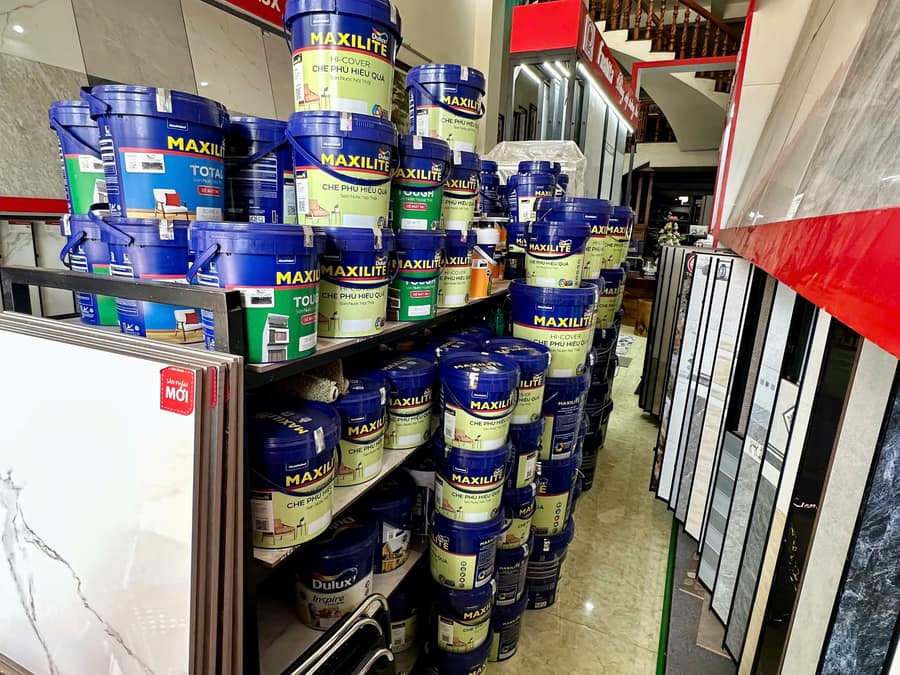Kệ sơn Maxilite cạnh gạch ốp tường