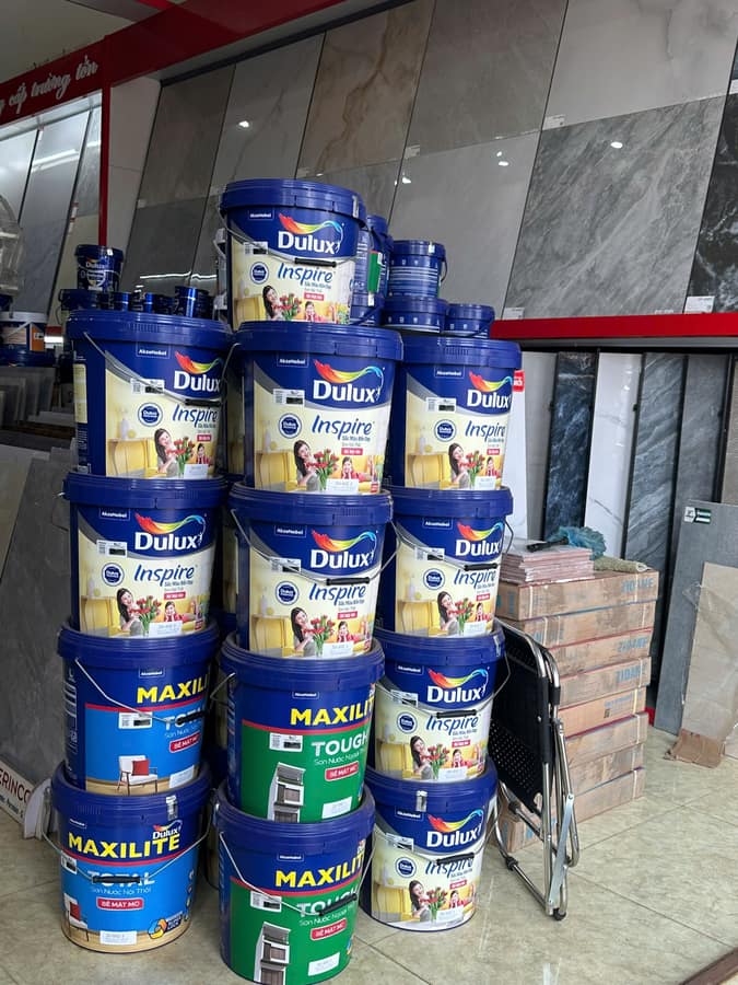 Sơn Dulux và Maxilite xếp chồng